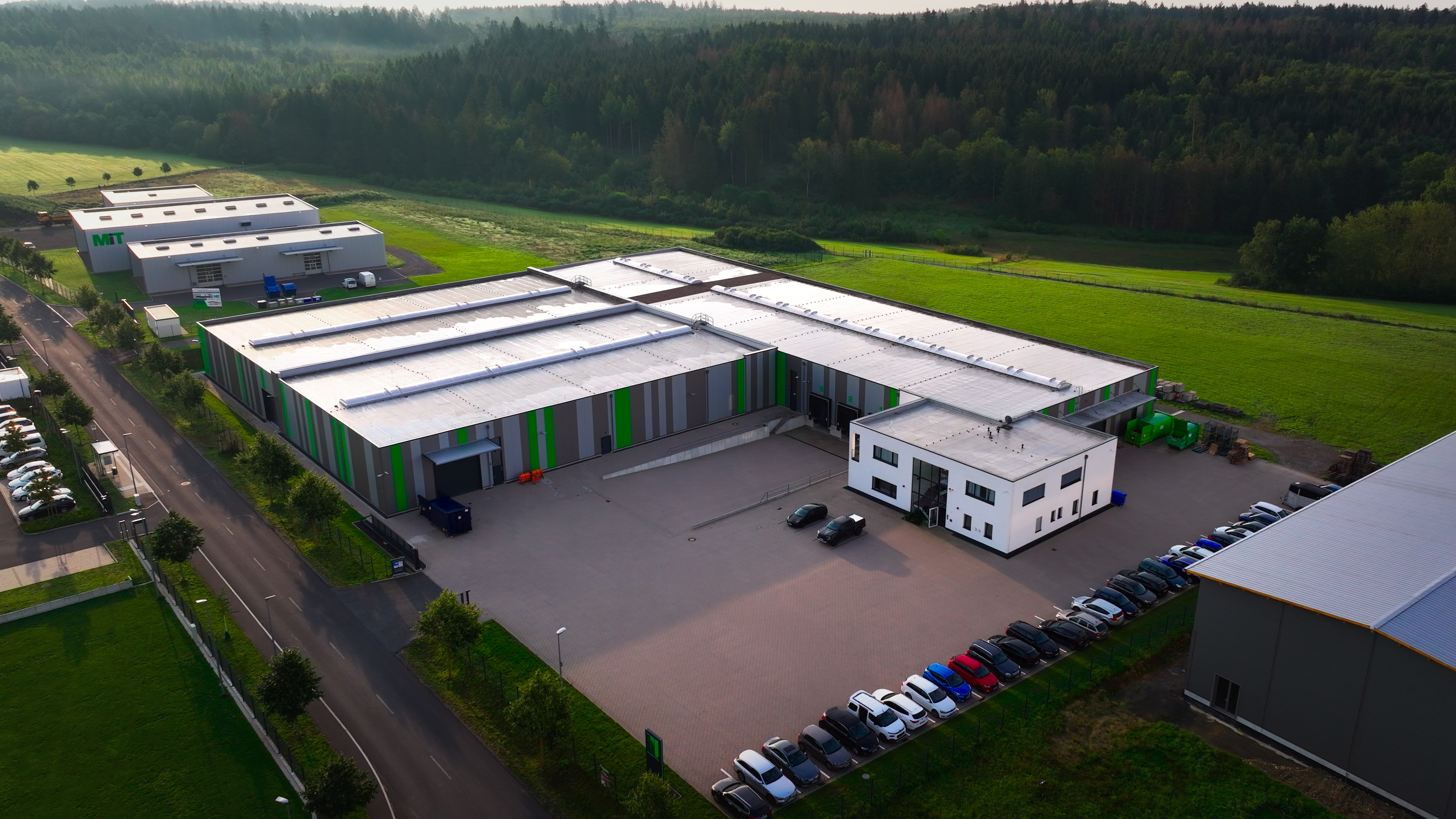 Hero-Bild zum Service Imagefilm Produktion, das eine emotionale Markenbotschaft und authentisches Storytelling visualisiert.