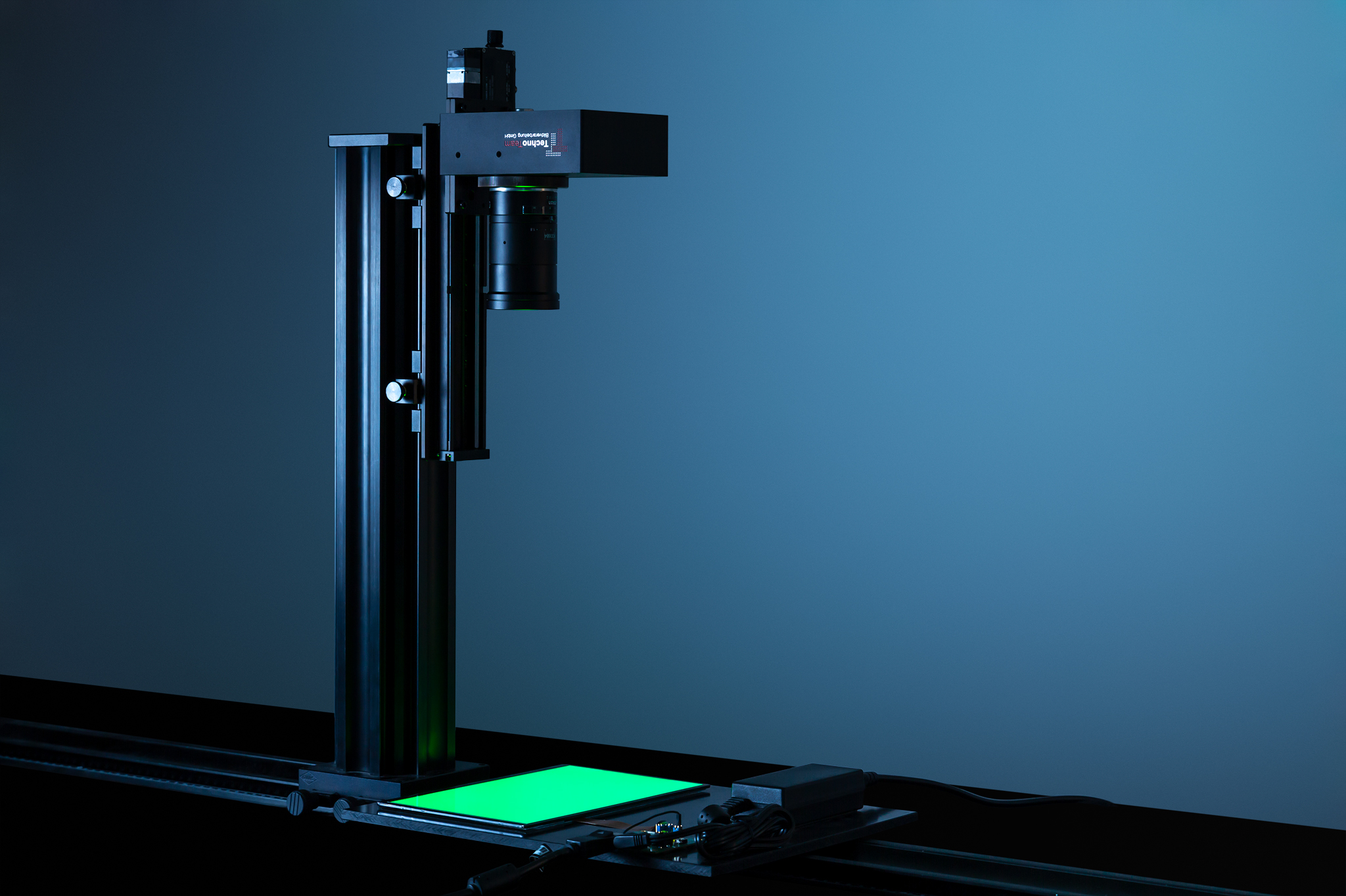 Hero-Bild zum Thema Produktvideo erstellen lassen, zeigt eine Nahaufnahme eines Produkts während eines professionellen Videodrehs.