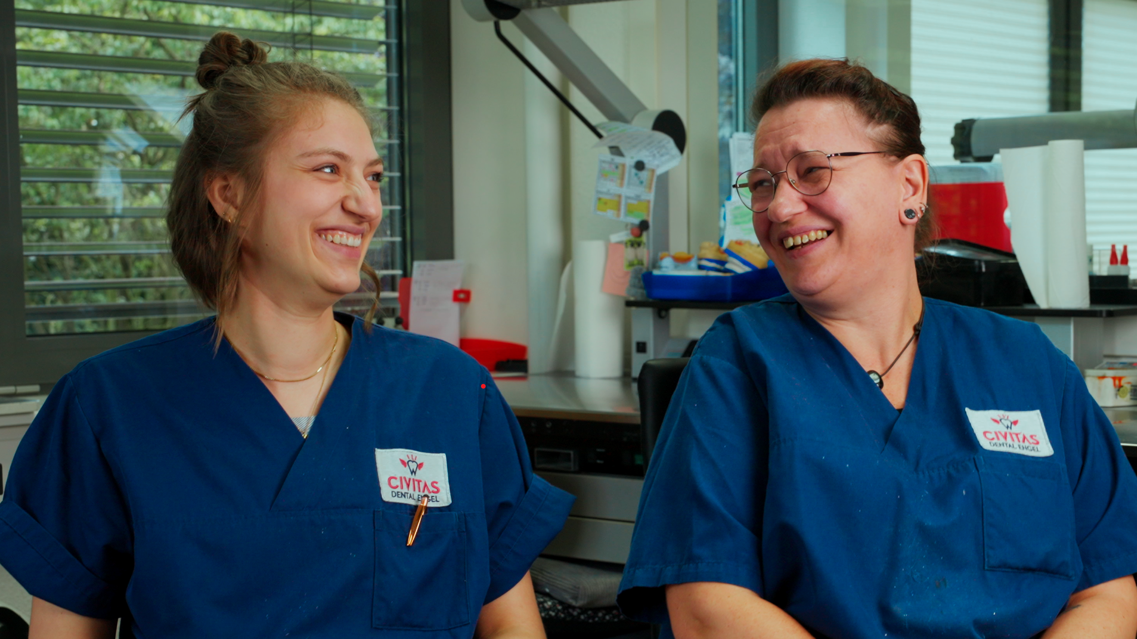 Hero-Bild zur Recruitingfilm Produktion: Ein Mitarbeiter wird in einer authentischen Arbeitssituation interviewt.